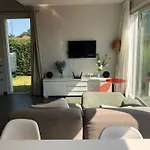 Ferienhaus Modern & Cosy With Patio & Fenced Garden Near Dunes &